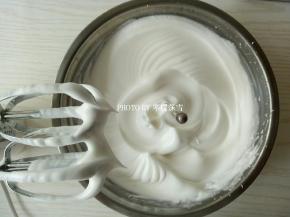 蛋白打到干性发泡，倒扣盆子无滑动，筷子立起不倒