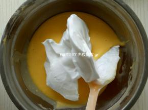 取1/3蛋白糊倒入蛋黄糊中，翻拌均匀