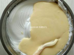 翻拌好的蛋黄糊倒入蛋白糊中，翻拌均匀