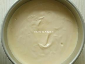 混合好的蛋糕糊倒入8寸圆模中，轻拍模具震出气泡，再用牙签划掉表面气泡