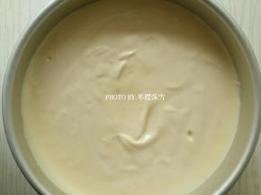 混合好的蛋糕糊倒入8寸圆模中，轻拍模具震出气泡，再用牙签划掉表面气泡