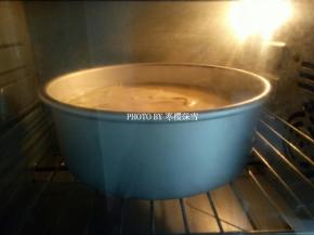 烤箱中层，上下火150度，45分钟。烤好后，倒扣晾凉再脱模