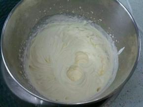 炼奶加入到奶油里打发