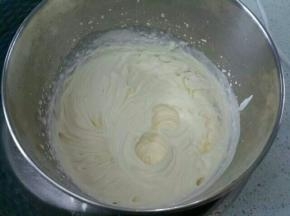 炼奶加入到奶油里打发