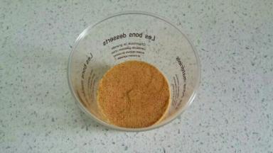 饼干屑放杯子里，用擀面杖压实