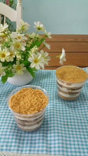 在放一层饼干屑，不需要压实，一层饼干屑，一共是四层饼干屑，三层奶油，直到杯子满杯