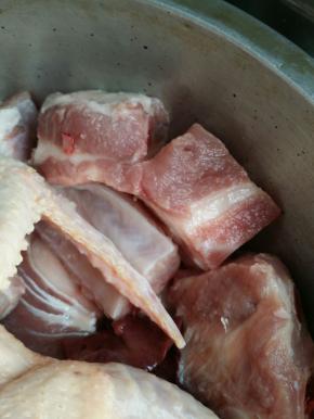 腓骨洗净，鸽子去毛去内脏洗净备用。