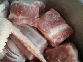 腓骨洗净，鸽子去毛去内脏洗净备用。