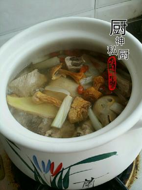 砂锅洗净适量水将食材加入，.大火烧开转‘炖2个小时左右。