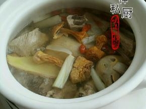 砂锅洗净适量水将食材加入，.大火烧开转‘炖2个小时左右。