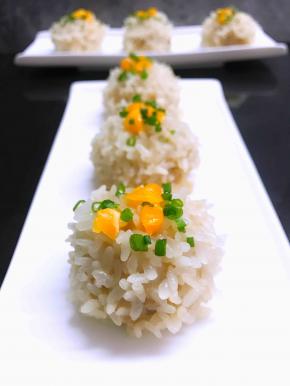 外面裹的糯米晶莹剔透。