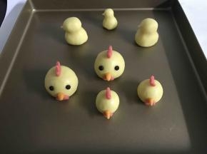 30分钟后取出面团整形成小鸡模样。