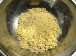 把低粉和糖、盐均匀后加入软化黄油搓成粗玉米状。