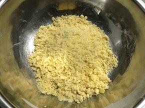把低粉和糖、盐均匀后加入软化黄油搓成粗玉米状。