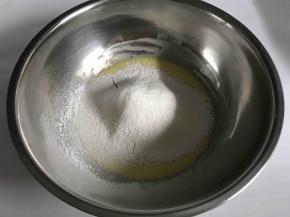 筛入过筛的低粉和泡打粉。