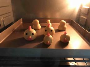 入预热好的烤箱，170度20分钟左右。