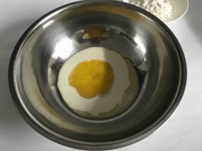 蛋黄加入炼乳、淡奶油中搅匀。