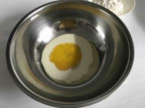 蛋黄加入炼乳、淡奶油中搅匀。
