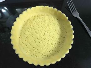 放入派盘，底部用叉子扎些孔洞。