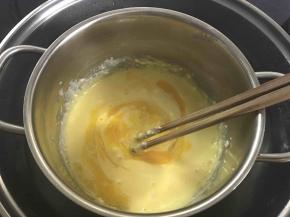 奶油奶酪隔水软化搅拌顺滑后加入白砂糖搅匀加入鸡蛋和蛋黄搅拌均匀。