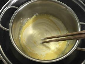 加入酸奶搅匀最后再加入淡奶油搅拌至顺滑。