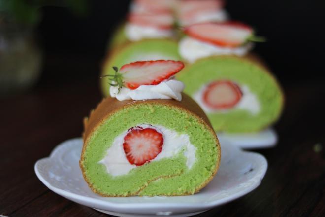 草莓奶油蛋糕卷（菠菜汁）