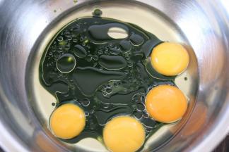 蛋黄糊:玉米油、菠菜汁、砂糖、分离的蛋黄一起放入无水的盆里。