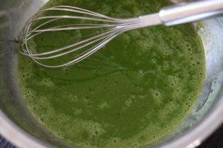 蛋黄糊:玉米油、菠菜汁、砂糖、分离的蛋黄一起放入无水的盆里。