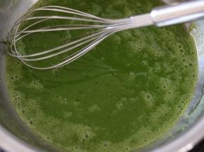 蛋黄糊:玉米油、菠菜汁、砂糖、分离的蛋黄一起放入无水的盆里。
