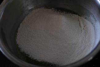 筛入低粉，用手抽划之字搅匀。