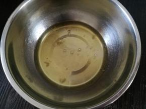 无水无油的盆里放入分离的蛋白，用电动打蛋器中速打发，打发的过程分三次加入50克砂糖。