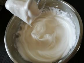 打发至提起打蛋头，有大弯勾即可。