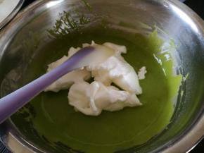 取三分之一蛋白，加入蛋黄糊里，用刮刀切拌均匀。