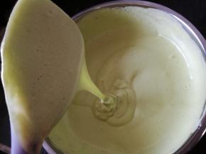 蛋白分三次，加入蛋黄糊里，每次拌的差不多了再加入下一次，拌好的蛋糕糊细腻，光滑。