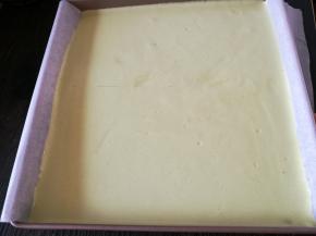 把拌好的蛋糕糊从高处倒入，铺了油纸的烤盘里，端起烤盘来回晃动均匀，入烤箱前轻震一下，震出大气泡。