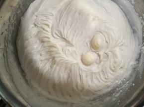 这个时间我们来制作内陷，230克淡奶油加入20克砂糖用电动打蛋器，低速打发。