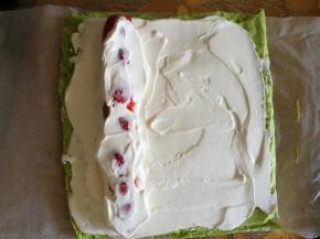 凉透的蛋糕体，撕入油纸。抹上淡奶油，左边三分之一出放上处理好的草莓，抹油两头不要抹太厚，抹好奶油的蛋糕体，用擀面杖辅助卷成卷，放入冰箱冷冻20分钟，或者冷藏一小时，定型。