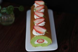 取出冷冻好的蛋糕卷，去除油纸表面用花嘴挤出花型，装饰上草莓即可。