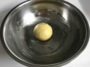 翻拌均匀后揉成面团，入冰箱冷藏30分钟。