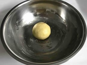 翻拌均匀后揉成面团，入冰箱冷藏30分钟。
