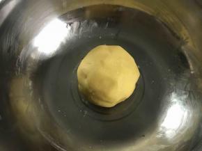 加入蛋黄揉成面团后放冰箱冷藏30分钟。