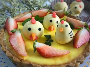 把烤好的小鸡烧果子放在挞上，然后用草莓装饰一下。