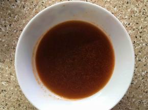 用剩余的10克腌料加点水，少许蚝油、酱油调成汁