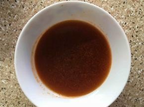 用剩余的10克腌料加点水，少许蚝油、酱油调成汁