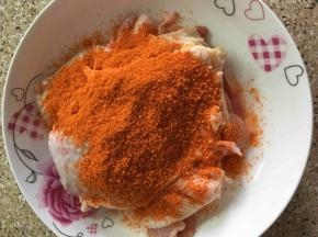 放入20克烤肉料