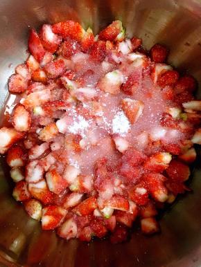 草莓切丁放在奶锅中加入细砂糖，盖上锅盖放入冰箱过一晚