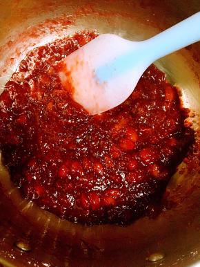 开火后用小火熬制草莓，熬制过程不断搅拌，避免糊底，熬制粘稠关火即可