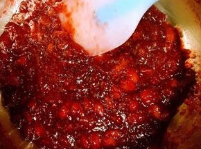 开火后用小火熬制草莓，熬制过程不断搅拌，避免糊底，熬制粘稠关火即可