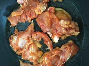 平底锅烧热放少许油，把腌好的鸡腿放进去