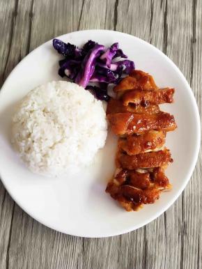 配上一份白米饭，自己喜欢的蔬菜（我放的紫甘蓝），再好吃不过